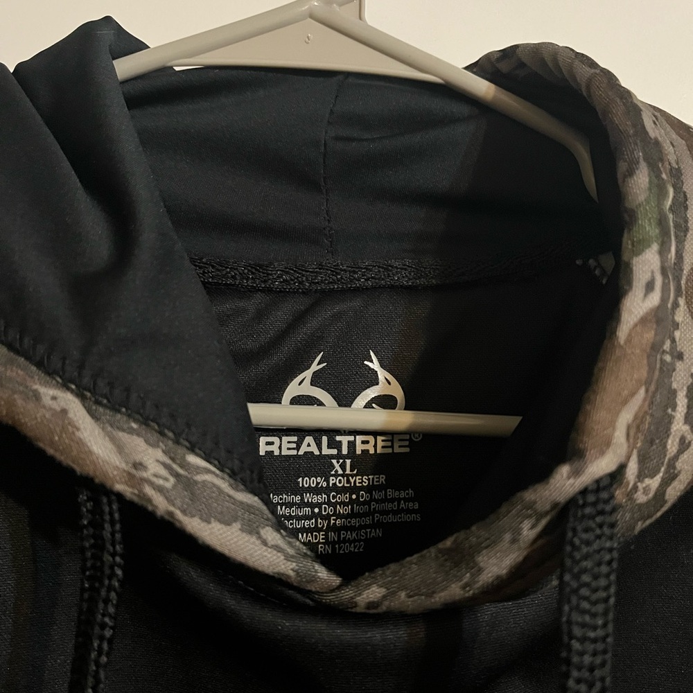 Realtree Men’s Hoodie - Picture 2 of 3